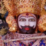 खाटू श्याम मंदिर का विहंगम दृश्य, भक्तों से भरा प्रांगण