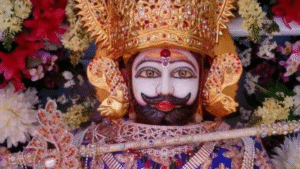 खाटू श्याम मंदिर का विहंगम दृश्य, भक्तों से भरा प्रांगण