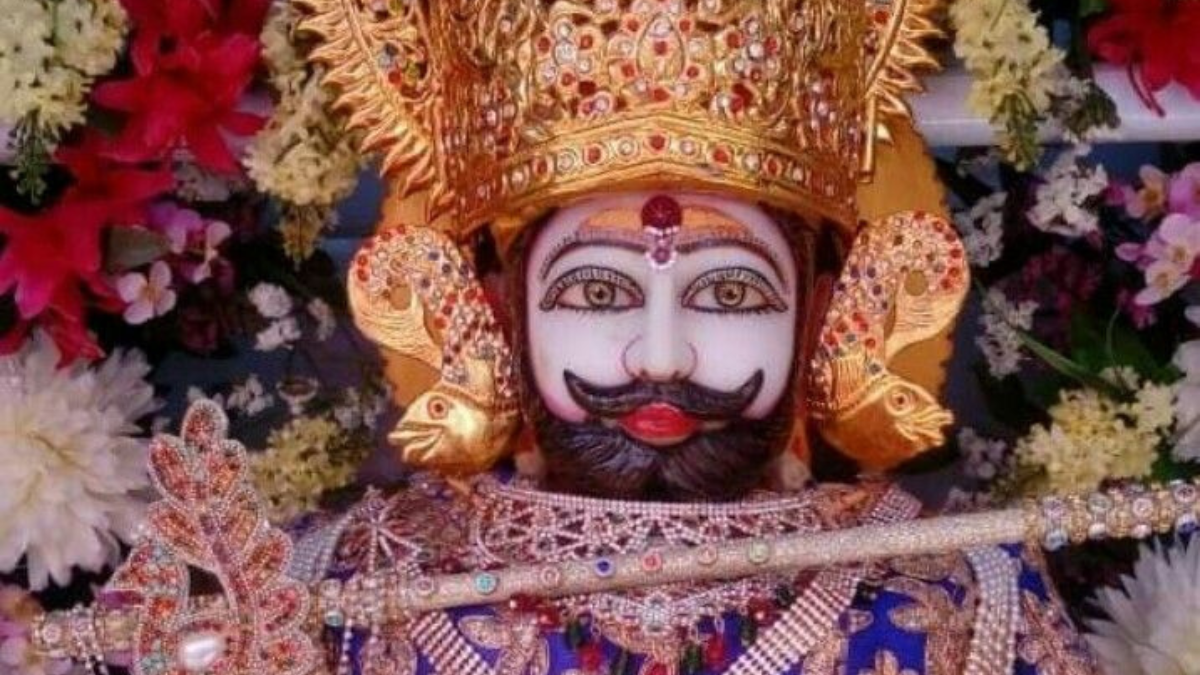 खाटू श्याम मंदिर का विहंगम दृश्य, भक्तों से भरा प्रांगण